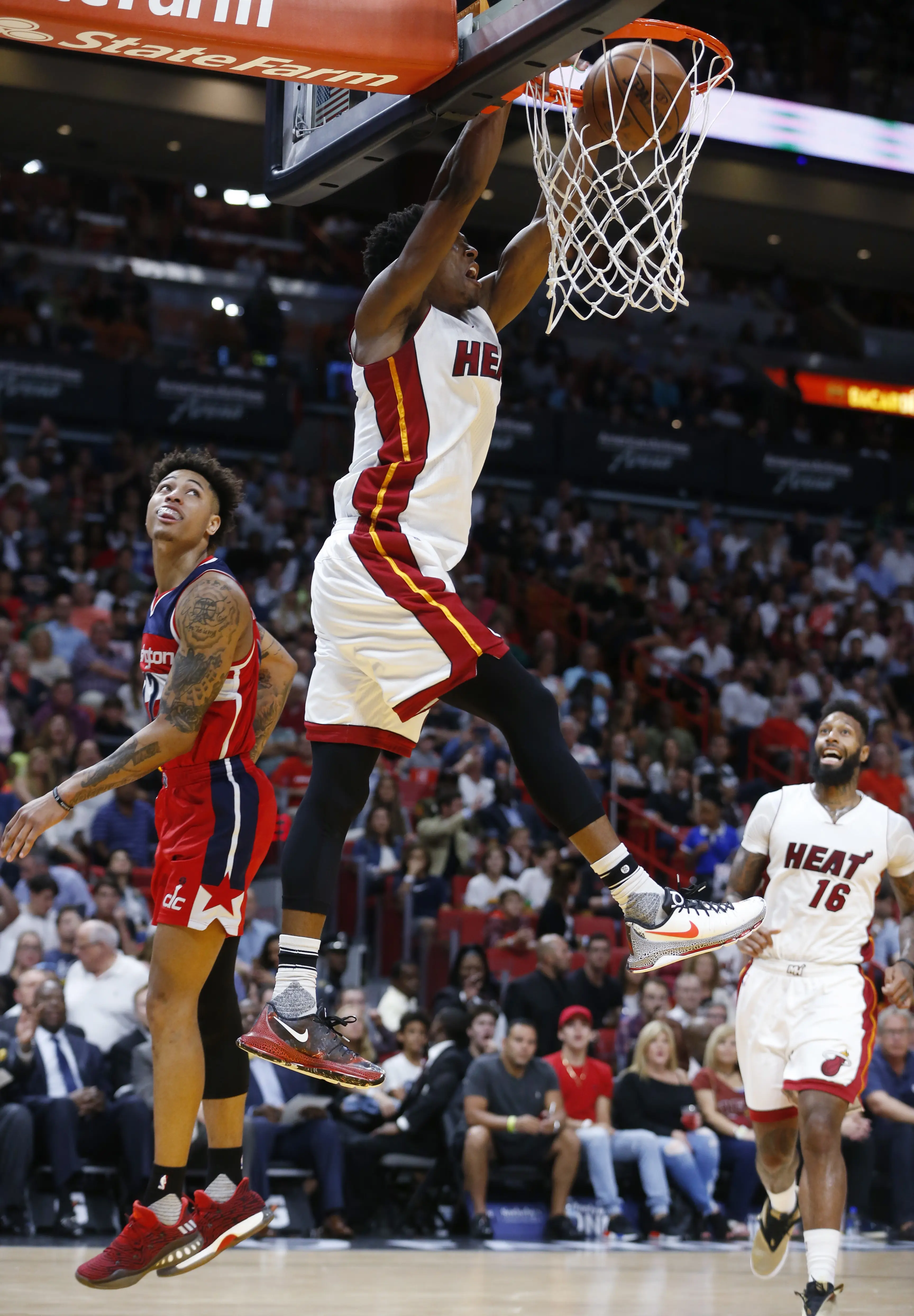 Guard Miami Heat Josh Richardson melakukan slam dunk saat menghadapi Washington Wizards di AmericanAirlines Arena, Kamis (13/4/2017) pagi WIB. (AP Photo/Wilfredo Lee)