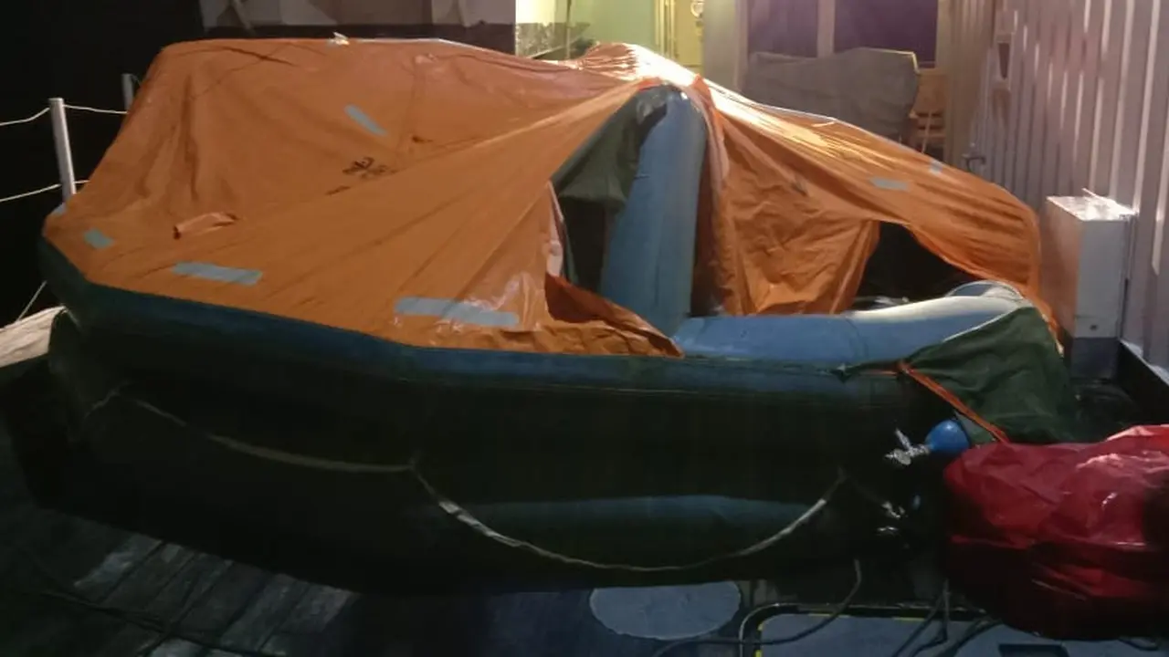 KRI Rigel-933 menemukan Life Raft KMP Yunicee