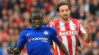 Gelandang Chelsea, N'Golo Kante (depan) berusaha membawa bola dari kejaran pemain Stoke City pada lanjutan Liga Inggris di Stadion Bet365 di Stoke-on-Trent, (23/9). Chelsea menang 4-0 atas Stoke. (AFP Photo/Lindsey Parnaby)