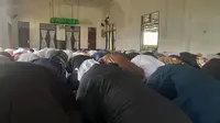 Jemaah Tarekat Naqsabandiyah Al-Khalidiyah Jalaliyah di Kabupaten Deli Serdang, Sumatera Utara (Sumut) melaksanakan Salat Idul Fitri 1445 Hijriah, Selasa (9/4/2024).