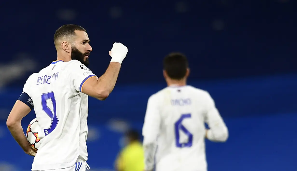 Penyerang Real Madrid, Karim Benzema berselebrasi usai mencetak gol lewat titik penalti ke gawang Sheriff pada pertandingan grup D Liga Champions di stadion Bernabeu, Spanyol, Rabu (29/9/2021). Kekalahan atas Sheriff membuat Real Madrid berada di posisi ketiga dengan 3 poin. (AP Photo/Jose Breton)