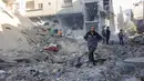 Sementara itu, anggota biro politik Hamas Bassem Naim, pada Kamis 29 Mei 2024 menyatakan bahwa versi terbaru proposal tersebut hanya berarti lanjutan pembunuhan dan kelaparan serta tidak memenuhi tuntutan utama rakyat Palestina, yaitu menghentikan perang di Gaza. (Bashar TALEB/AFP)