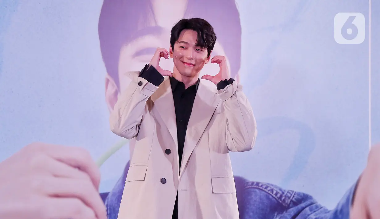 Aktor Korea Selatan Kim Min-kyu atau dikenal juga sebagai Kim Mingue berpose saat menggelar konferensi pers di Jakarta, Sabtu (17/6/2023). (Liputan6.com/Angga Yuniar)