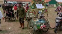 Kasmin, seorang tukang becak berhasil menjadi kepala desa usai mengalahkan petahana di Pilkades Junjang, Kabupaten Cirebon. (Liputan6.com/ Panji Prayitno)