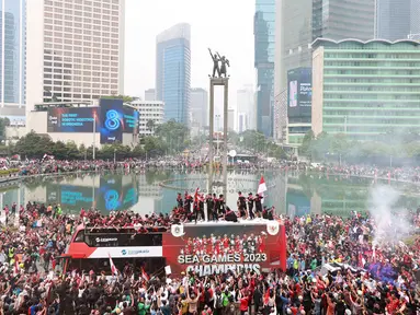 Bus yang ditumpangi Timnas Indonesia U-22 melewati Patung Selamat Datang saat pawai kontingen Indonesia untuk SEA Games 2023 yang bertajuk Kira87uara yang berlangsung di Jakarta, Jumat (19/05/2023). (Bola.com/M Iqbal Ichsan)