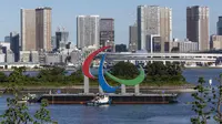 Kapal penarik memindahkan Simbol Paralimpiade "Three Agitos" yang dipasang di Taman Laut Odaiba, Tokyo pada Jumat (20/8/2021). Paralimpiade Tokyo 2020 berlangsung 24 Agustus hingga 5 September mendatang setelah ditunda setahun akibat pandemi Covid-19. (Yuichi Yamazaki/Pool Photo via AP)