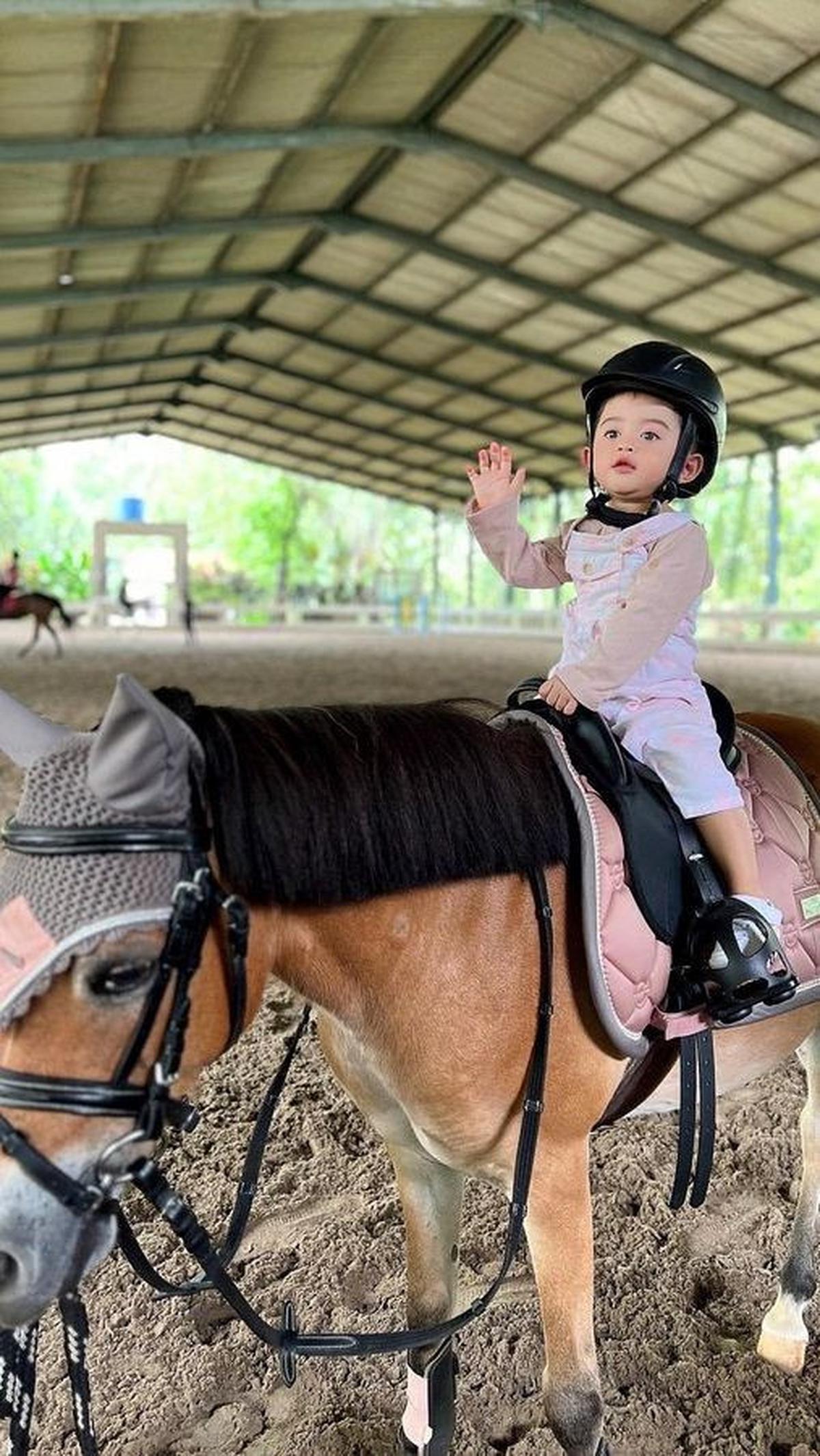 Potret Baby Guzel sedang berkuda.