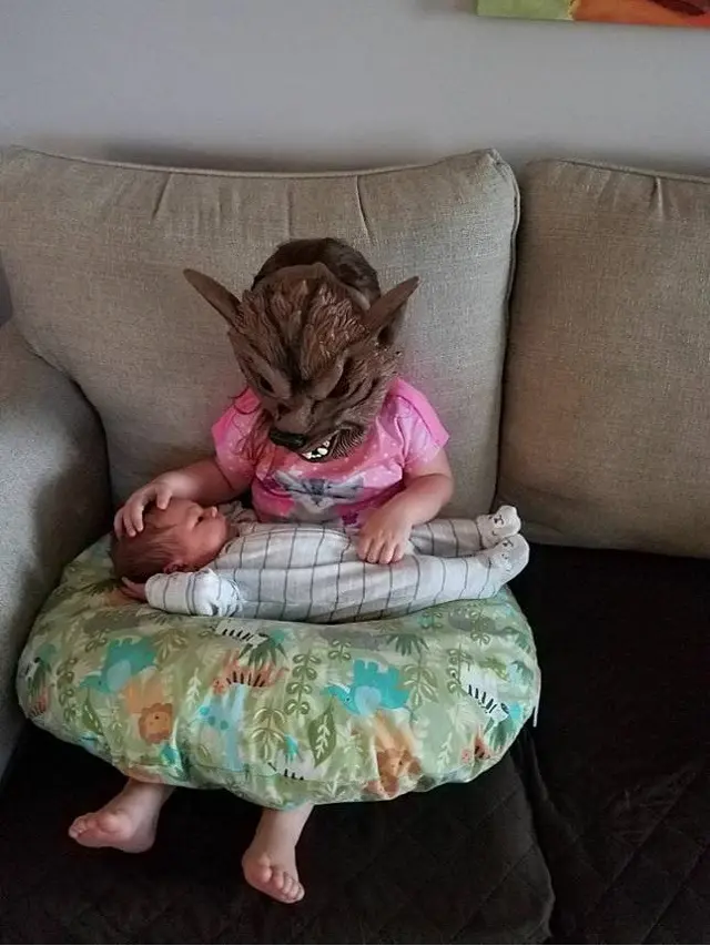 Kelakuan Kocak Saat Kakak Jagain Adik Ini Bikin Kangen Masa Kecil
