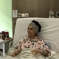 Sekitar dua bulan menjalani Julia Perez menjalani perawatan kanker serviks stadium IV. Sudah berkali-kali Jupe ingin pulang. Bahkan, menurut rencana, Senin kemarin bisa kembali ke rumah. (Instagram/juliaperrezz)