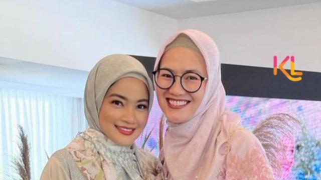 Titi Kamal mencuri perhatian netizen karena tampil cantik dengan menggunakan hijab di acara Laudya Chyntia Bella. Yuk, intip potretnya