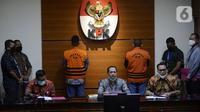 Wakil Ketua KPK Nurul Ghufron (tengah) menyampaikan keterangan terkait penangkapan mantan Sekretaris MA Nurhadi dan menantunya Rezky Hebriyono di Gedung KPK, Jakarta, Selasa (2/6/2020). KPK resmi menahan Nurhadi dan Rezky yang menjadi DPO sejak pertengahan Februari 2020. (merdeka.com/Dwi Narwoko)