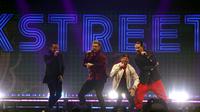 Howie Dourough, Nick Carter, Brian Littrell, dan Kevin Richardson dari Backstreet Boys tampil di atas panggung selama Jingle Ball 2022 iHeartRadio KISS108 di TD Garden di Boston, Massachusetts (11/12/2022). Backstreet Boys menyanyikan lagu-lagu hits mereka. (Adam Glanzman/ Getty Images untuk iHeartRadio/AFP)