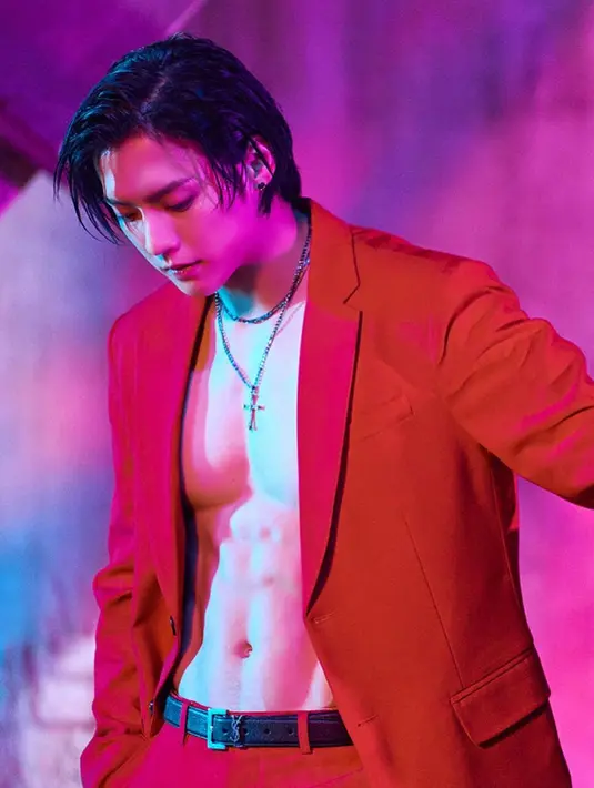 Penampilan Minhyuk saat beraksi di panggung konser BTOB. Penyanyi berparas tampan tersebut memamerkan perut kotak-kotaknya saat mengenakan jas merah tanpa kemeja di dalamnya. (Instagram/@hutazone)