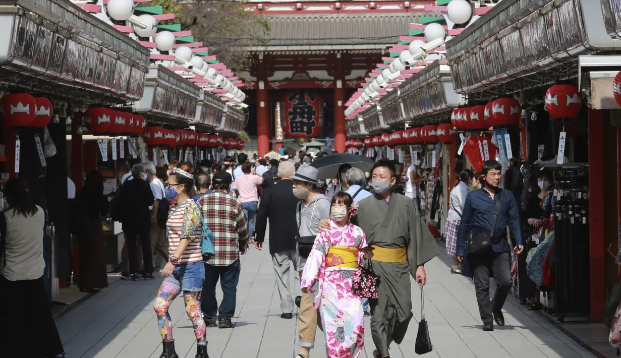Pengunjung yang mengenakan masker wajah untuk melindungi dari penyebaran virus corona berjalan-jalan di distrik Asakusa di Tokyo, Jepang, Rabu (14/10/2020). Tokyo mengonfirmasi lebih dari 170 kasus virus corona baru pada hari Rabu. (AP Photo/Koji Sasahara)