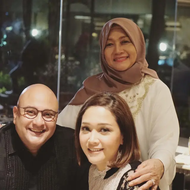 7 Potret momen kedekatan Irwan Mussry dengan orang tua Maia Estianty, menantu idaman mertua