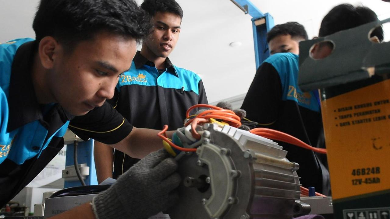 Pelajar SMK Negeri 26 Jakarta tengah bereksperimen mengkonversi mobil Suzuki Jimny 4x4, yang sebelumnya bermesin bahan bakar minyak, menjadi kendaraan listrik.
