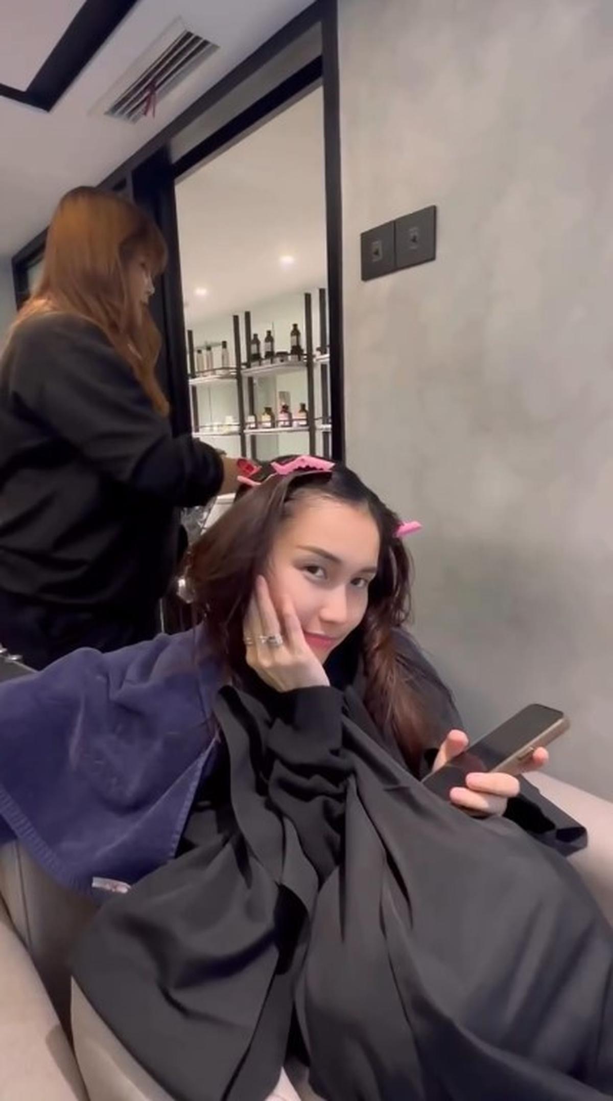 Tahun Baru Warna Baru, Ini 7 Potret Penampilan Ayu Ting Ting Usai Ubah Gaya Rambut