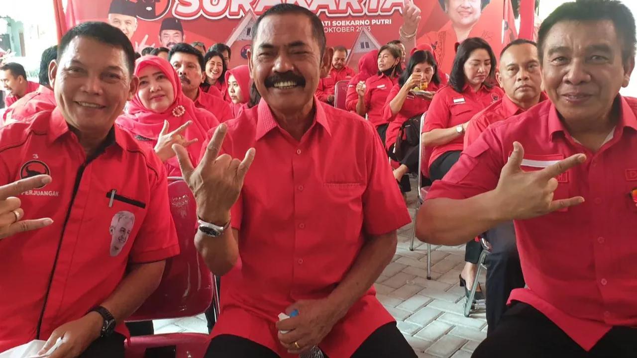 Ketua DPC PDIP Solo FX Hadi Rudyatmo pun membenarkan Gibran otomatis keluar dari PDIP dengan adanya deklarasi itu.<br>