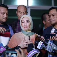 Merasa tertipu dengan guru spiritualnya, Reza Artamevia melaporkannya ke Polda Metro Jaya. Jumat (7/10/2016) didampingi kuasa hukumnya, Ramdan Alamsyah mendatangi ke Sentra Pelayanan Kepolisian (SPK) Polda Metro Jaya. (Nurwahyunan/Bintang.com)