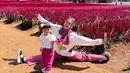 Berkunjung ke taman bunga di Chiang Mai, Ria Ricis dan Moana kompak tampil dengan OOTD serba pink. [@riaricis1795]