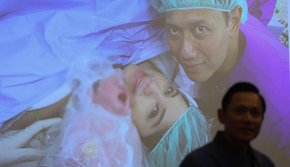 Layar monitor menampilkan momen bahagia ketika Menteri Koordinator Bidang Infrastruktur dan Pembangunan Kewilayahan yang juga Ketua Umum Partai Demokrat, Agus Harimurti Yudhoyono, menjenguk istrinya, Annisa Larasati Pohan, usai melahirkan anak kedua mereka di Rumah Sakit Pondok Indah (RSPI), Jakarta, Senin (30/3/2026). (Kapanlagi.com/Budy Santoso)