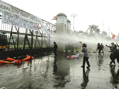 Aparat kepolisian melepaskan water canon untuk membubarkan massa aksi demo mahasiswa di depan Gedung DPR, Jakarta, Senin (11/4/2022). Mahasiswa yang tergabung dalam aliansi BEM SI menggelar unjuk rasa besar-besaran di depan Gedung DPR/MPR RI, Senin ini. (Liputan6.com/Angga Yuniar)