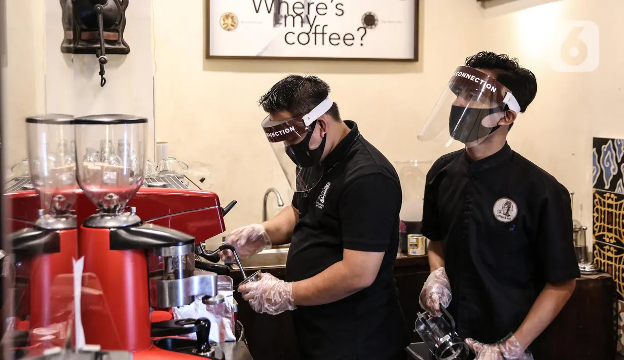 Pramusaji menggunakan pelindung wajah, masker dan sarung tangan saat menyajikan hidangan di The Atjeh Connection Coffee and Resto, Jakarta, Senin (8/6/2020). Tempat ini siap menerapkan protokol kesehatan dalam menerapkan tatanan kehidupan baru atau ‘new normal’. (Liputan6.com/Faizal Fanani)