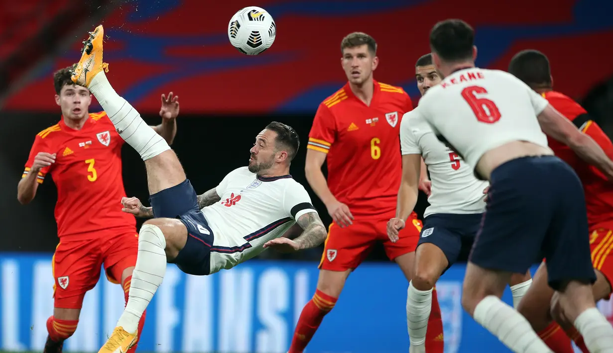 Striker Inggris, Danny Ings, berusaha mencetak gol ke gawang Wales pada laga persahabatan di Stadion Wembley, Jumat (9/10/2020) dini hari WIB. Inggris menang 3-0 atas Wales. (AFP/Nick Potts/pool)