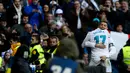 Penyerang Real Madrid, Cristiano Ronaldo melakukan selebrasi bersama rekannya usai mencetak gol ke gawang Alaves pada La Liga Spanyol di stadion Santiago Bernabeu (24/2). Madrid menang 4-0. (AP Photo/Francisco Seco)