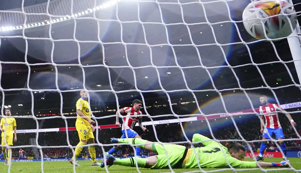 Gelandang Atletico Madrid Rodrigo De Paul (kanan tengah) berselebrasi usai mencetak gol kedua timnya ke gawang Cadiz pada jornada ke-28 Liga Spanyol di Stadion Wanda Metropolitano, Sabtu (12/3/2022) dini hari WIB. Atletico Madrid sukses meraih kemenangan 2-1 atas Cadiz. (AP Photo/Manu Fernandez)