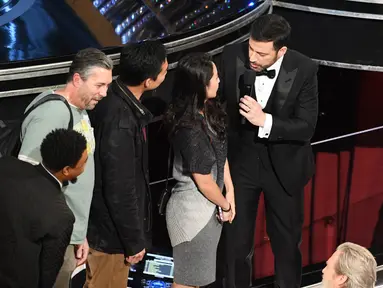 Host Piala Oscar 2017, Jimmy Kimmel mengajak masuk para turis ke perhelatan Academy Awards ke-89, di California, Minggu (26/2). Para turis ini tak pernah menyangka bahwa mereka seketika berada di dalam Dolby Theatre. (Kevin Winter/Getty Images/AFP)