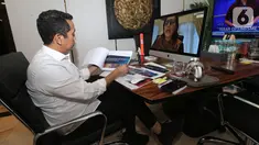 Anggota DPR Komisi XI Bidang Keuangan & Perbankan Kamrussamad dalam Rapat Dengar Pendapat (RDP) dengan Menteri Keuangan, Sri Mulyani membahas perkembangan kondisi perekonomian di tengah pandemi Corona Covid-19 secara virtual dari ruang kerjanya di Jakarta, Senin (6/4/2020). (Liputan6.com/HO/Bon)