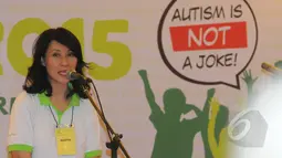 Pendiri dan Ketua MPATI, Gayatri Pamoedji saat memberi sambutan usai acara Fun Walk 2015 bertajuk "Autism is Not a Joke" di Balaikota DKI Jakarta, Minggu (29/3/2015). (Liputan6.com/Herman Zakharia)