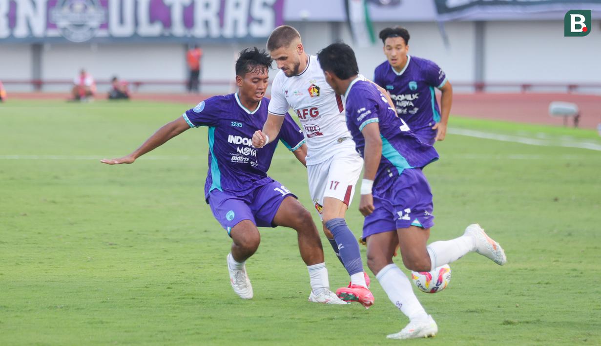 Persik Kediri berupaya keras membalas dengan melancarkan serangan bertubi-tubi namun sayang hingga peluit akhir Macan Putih gagal menyarangkan gol ke gawang Pendekar Cisadane. (Bola.com/M Iqbal Ichsan)