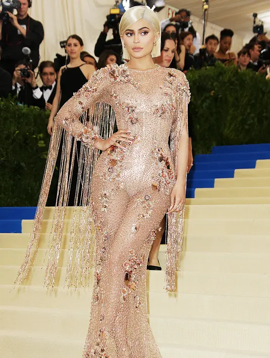 Kylie Jenner pun tampil cantik dengan gaun transparan berwarna nude di Met Gala 2017. (REX/Shutterstiock/HollywoodLife)