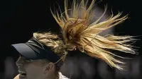 Kibasan rambut petenis putri Rusia, Maria Sharapova, saat menghadapi petenis AS, Serena Williams, dalam perempatfinal tenis Australia Terbuka 2016 di Melbourne Park, Australia, (26/1/2016). (Reuters/Issei Kato) 