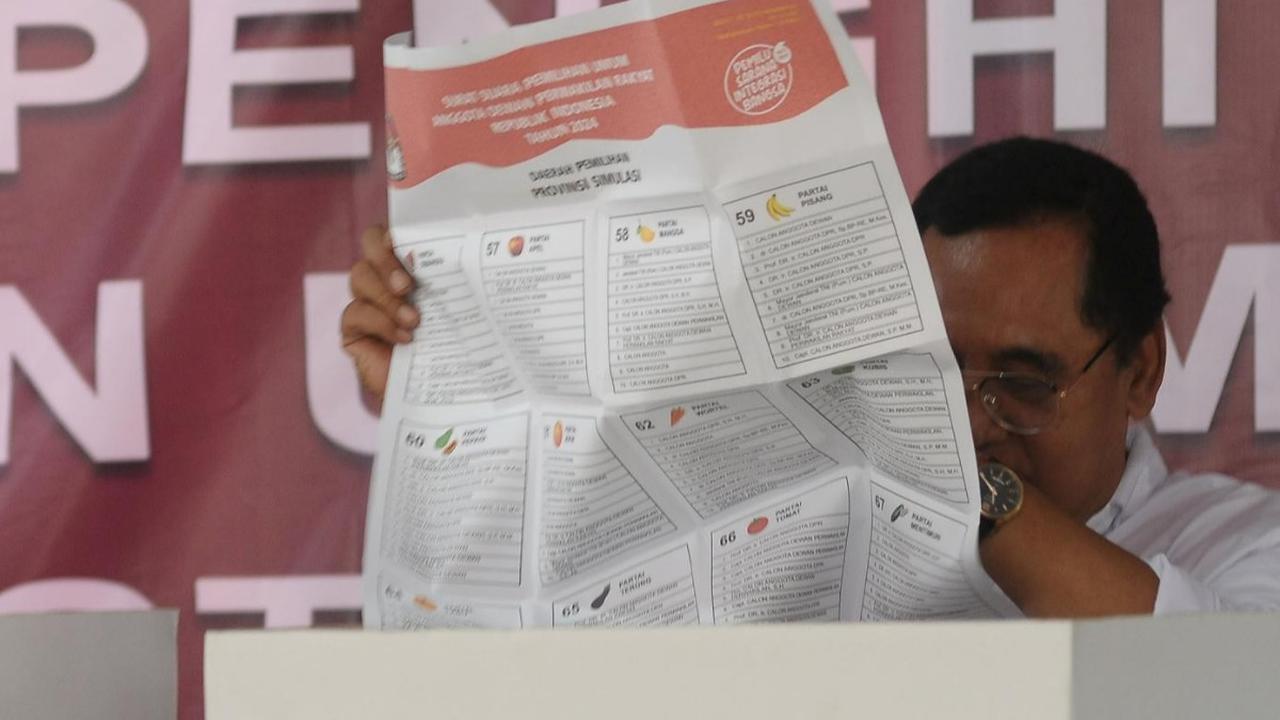 Simulasi pemungutan dan penghitungan surat suara Pemilu 2024 digelar di KPUD DKI Jakarta, Senin (18/12/2023).<br><br>Simulasi ini merupakan perdana  yang dilakukan di wilayah DKI Jakarta KPU Kota Administrasi Jakarta Timur.<br>