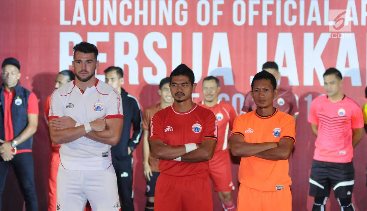 Marko Simic, Bambang Pamungkas dan Ismed Sofyan (kiri ke kanan) memeragakan kaus tim terbaru Persija saat peluncuran di Jakarta, Jumat (2/2). Persija memperkenalkan tiga model kaus yang akan digunakan pada musim 2018. (Liputan6.com/Helmi Fithriansyah)