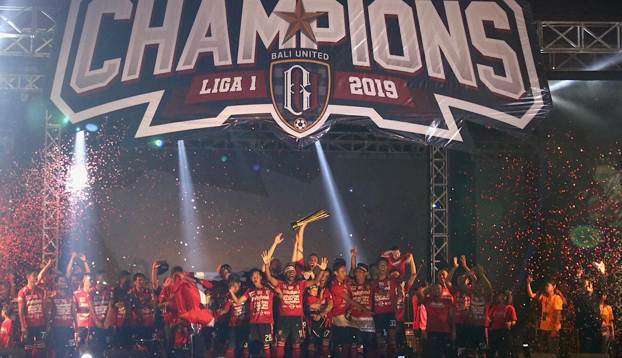Para pemain Bali United merayakan gelar juara Liga 1 2019 di Stadion Kapten I Wayan Dipta, Bali, Senin (23/12). Puncak perayaan juara ini dimeriahkan Via Vallen dan Tari Kecak. (Bola.com/Aditya Wany)