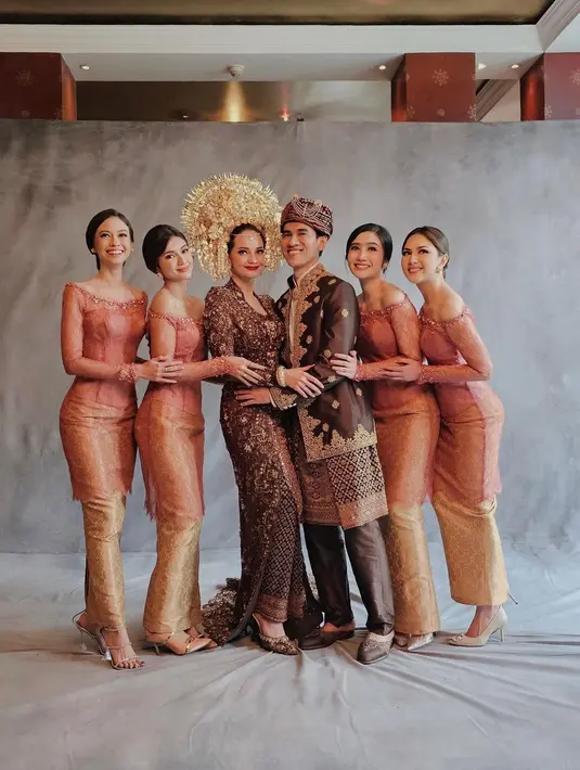 Yuki Kato, Furry Citra, Febby Rastanty, dan Jessica Mila hadir di akad nikah Enzy sebagai bridesmaid tampil mengenakan kebaya panjang model off shoulder.