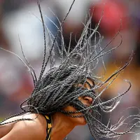 Rambut atlet Belgia, Nafissatou Thiam yang unik saat mengikuti cabang lempat lembing pada kejuaraan IAAF World Championships 2017 di London Stadium (6/8//2017). (AFP/Andrej Isakovic)