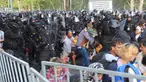 Sejumlah anak kecil terlihat terjebak di tengah bentrokan polisi dengan imigran yang berusaha menerobos pintu perbatasan antara Serbia dan Hungaria di Roszke, Rabu (16/9/2015). (REUTERS/Karnok Csaba)