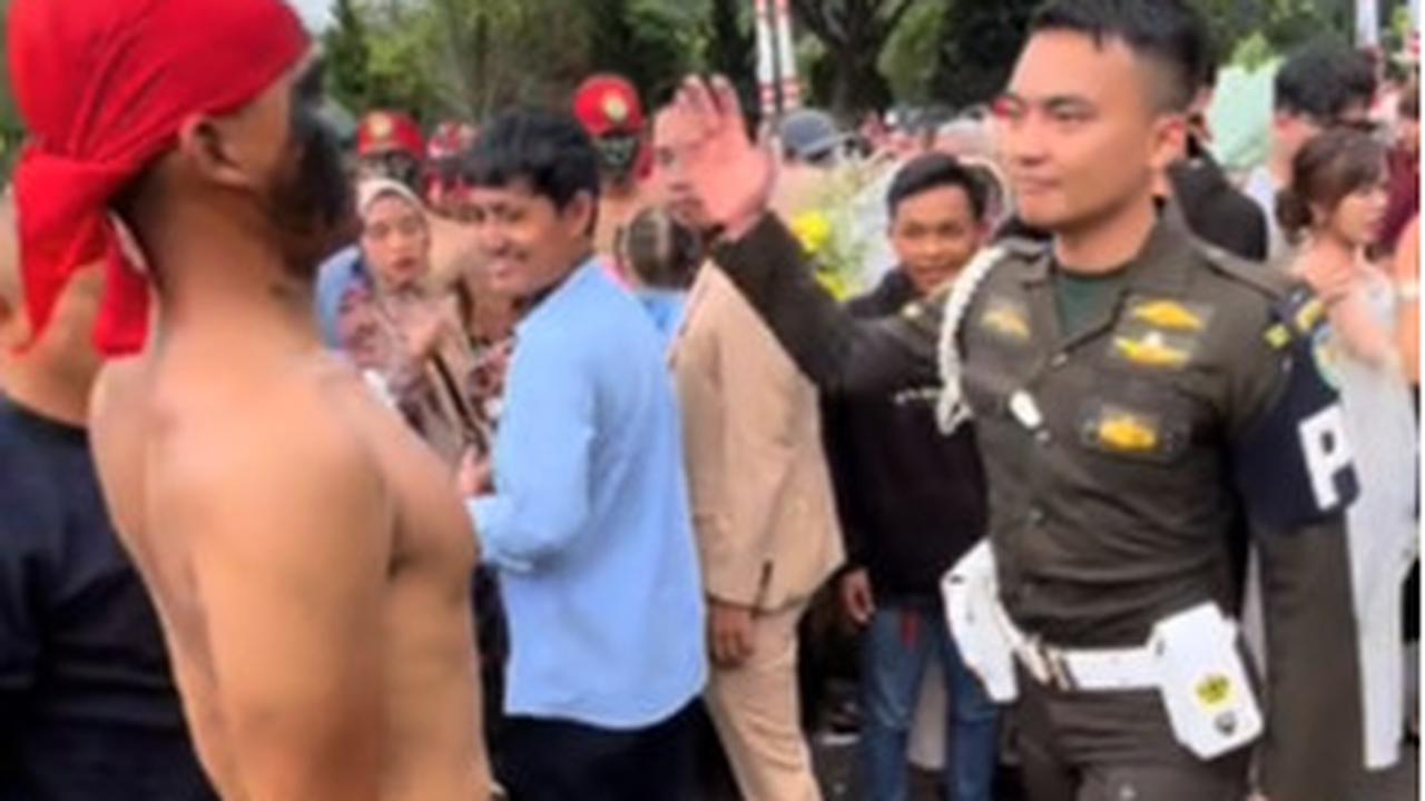 Beberapa pukulan lantas mendarat ke perut. Si Bintara langsung mendapat pelukan hangat.
