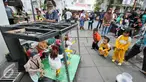 Pak Muchtar saat menghibur dengan boneka talinya di kawasan Kota Tua Jakarta, Kamis (17/12/2015). Pria berumur 70 itu dengan cekatan memainkan tuas penggerak yang membuat bonekanya bergoyang mengikuti irama dangdut. (Liputan6.com/Yoppy Renato)