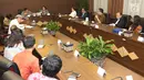 Suasana pertemuan antara petinggi EMTEK Group dengan Dewan Pertimbangan Presiden (Wantimpres) di Jakarta, Jumat (18/5). Pertemuan ini merupakan silaturahmi sekaligus pengenalan program-program yang ada di SCM. (Liputan6.com/Angga Yuniar)