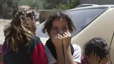 Gadis-gadis kecil Palestina berkabung sebelum pemakaman paman mereka yang terkena serangan udara Israel (14/07/2014) (AFP PHOTO/MAHMUD Hams)