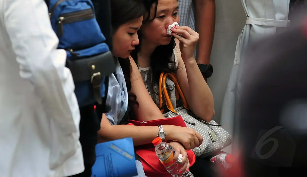 Tim DVI Polda Jawa Timur melakukan penyerahan jenazah korban pesawat AirAsia QZ8501 di RS Bhayangkara, Surabaya, Jumat (2/1/2015). Suasana haru mengiringi penyerahan tiga jenazah korban pesawat AirAsia QZ8501. (Liputan6.com/Johan Tallo)