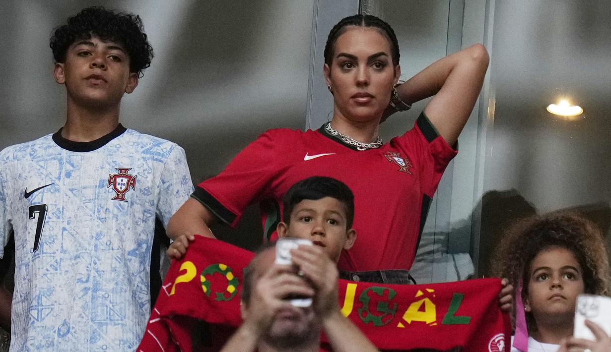 Kekasih Ronaldo, Georgina Rodriguez bersama putra Ronaldo menonton langsung laga Grup F Euro 2024 melawan Georgia di Arena AufSchalke, Gelsenkirchen, Jerman, Kamis (27/06/2024) dini hari WIB. (AP Photo/Andreea Alexandru)
