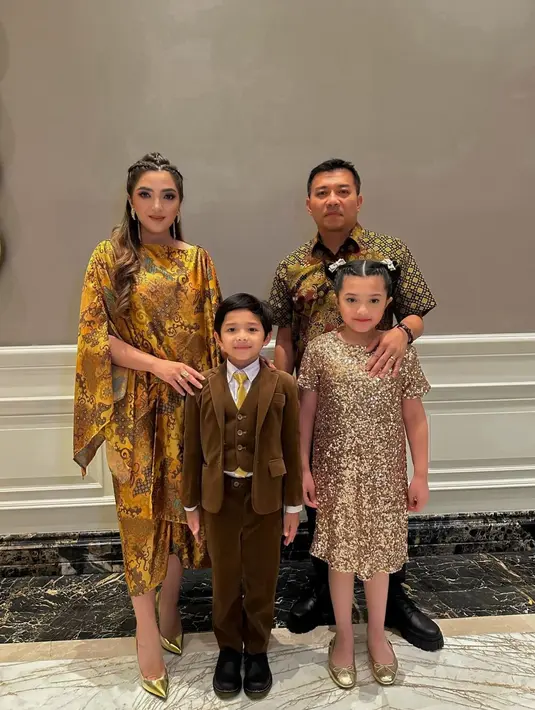 <p>Potret keluarga Anang Hermansyah dan Ashanty. [Foto: Instagram/queenarsy]</p>