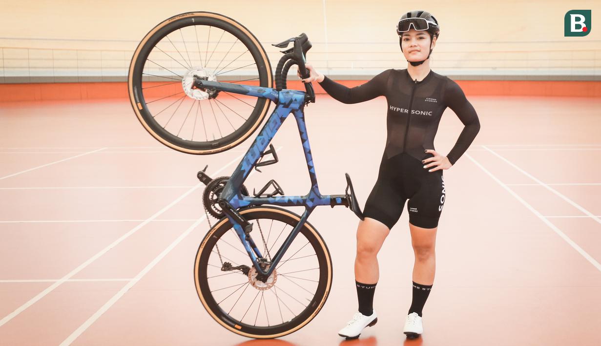 Pebalap sepeda putri Indonesia, Ayustina Delia Priatna berpose di depan fotografer setelah berlatih untuk ajang UCI Track Nations Cup 2023 di Jakarta International Velodrome, Rawamangun, Jakarta, Kamis (16/02/2023). (Bola.com/Bagaskara Lazuardi)